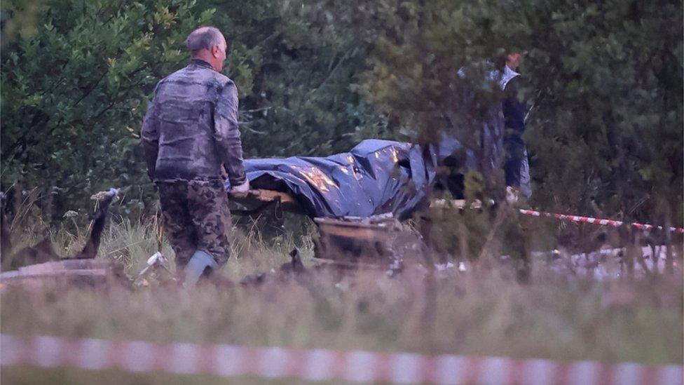 Petugas layanan darurat membawa kantong jenazah di dekat lokasi jatuhnya pesawat jet yang diduga mengangkut pemimpin kelompok Wagner, Yevgeny Prigozhin, di kawasan Tver, Rusia, 24 Agustus 2023.