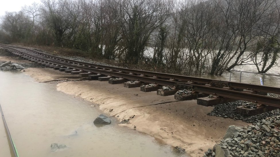 Железнодорожные пути Conwy Valley Line с полотном пути смыты штормами