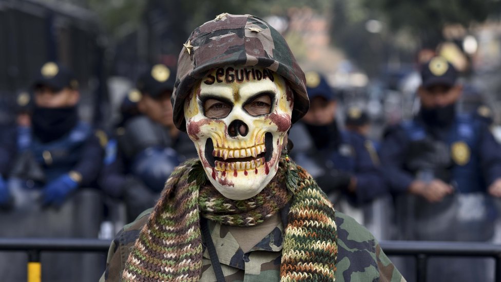 Algunos colectivos creen que la nueva Ley de Seguridad Interior promoverá la militarización de México. Hombre protesta contra la ley para regularizar la presencia militar en las calles mexicanas.