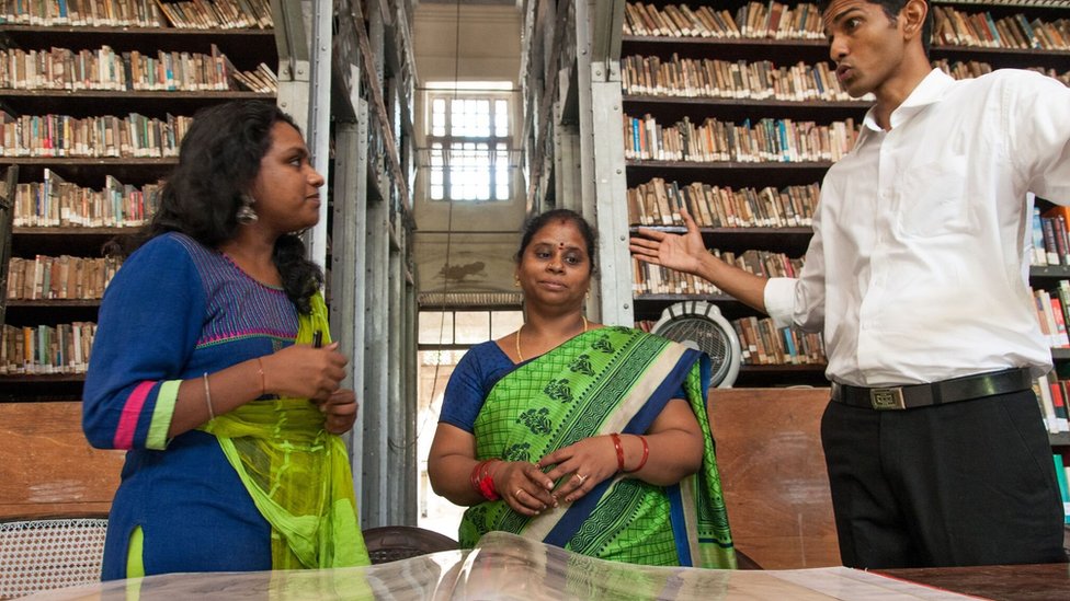 Волонтеры г-жа Тирупура Сундари Севвел (слева) и г-н Раджит Наир в беседе с библиотекарем Мадрасского литературного общества Умой Махешвари