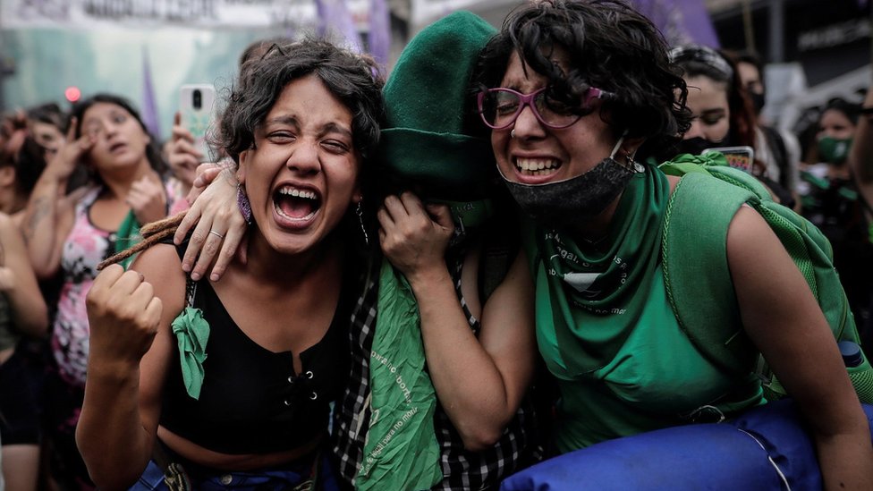 Mujeres celebrando
