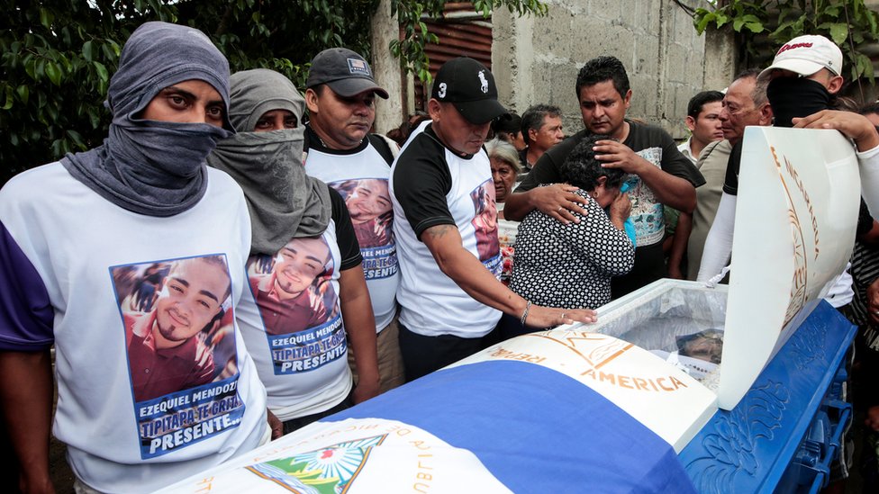 Familiares de uno de los muertos durante las protestas en contra de Daniel Ortega le rinde homenaje.