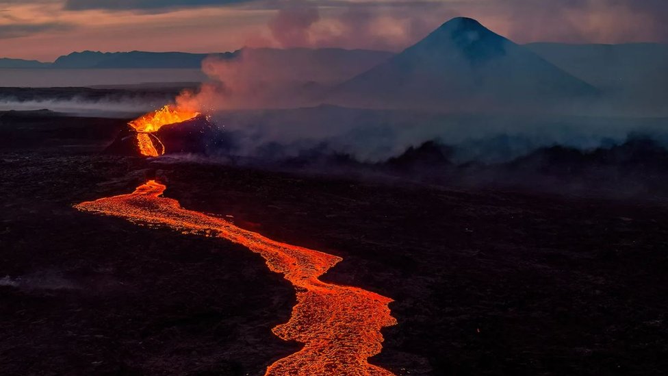 Potok lave posle erupcije vulkana