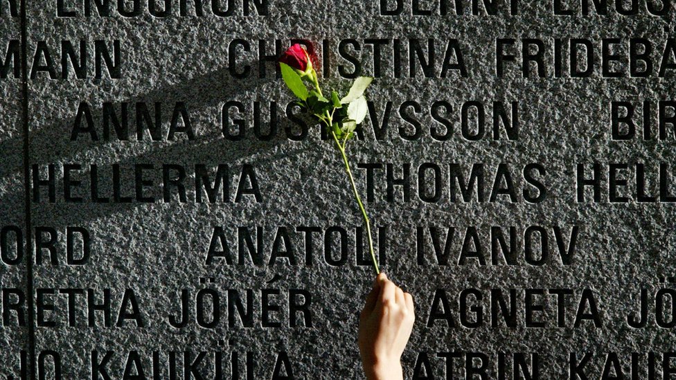 На гранитной стене изображен цветок с именами жертв крушения автомобильного парома "Эстония" в Балтийском море в 2004 году.