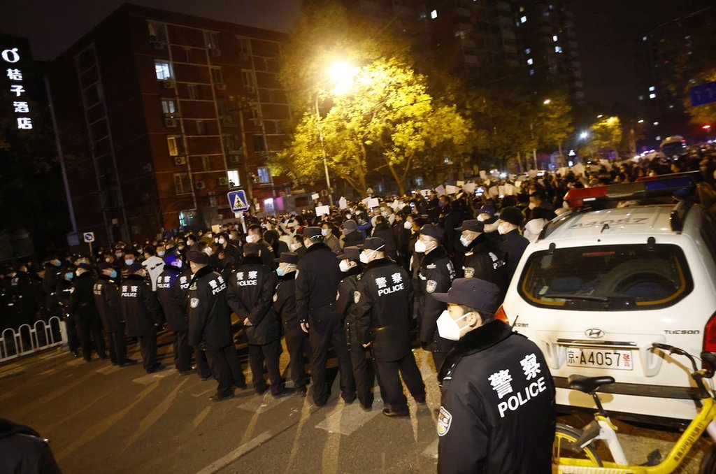 11月27日晚，北京警方封鎖了抗議當局封控措施的人群所在的街道。