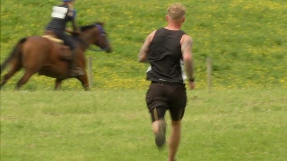 سباق بين رجل وحصان