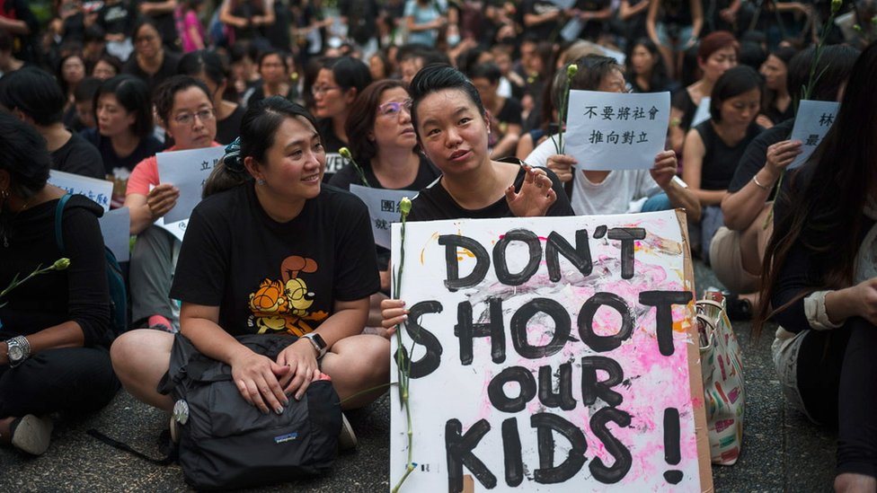 Группа матерей из Гонконга на митинге в Гонконге, Китай, 14 июня 2019 г.
