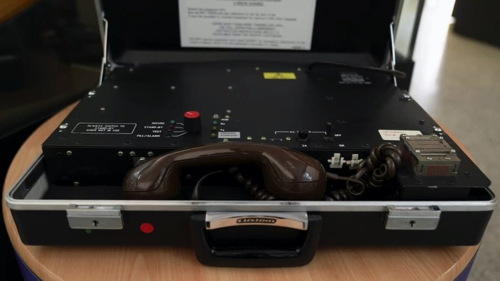El teléfono Brahms dentro de un maletín.