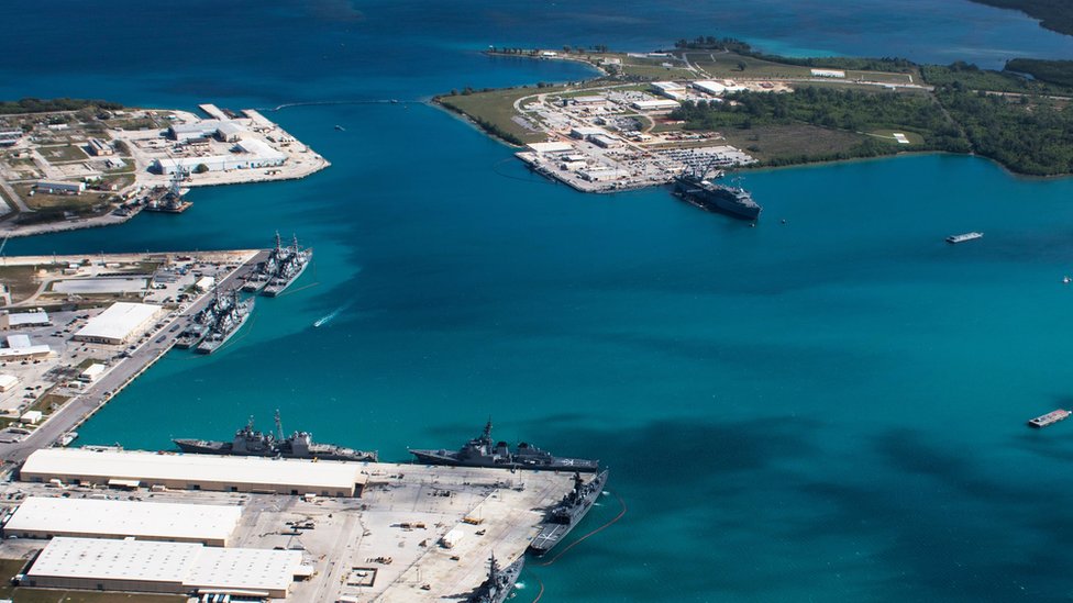 Estados Unidos tiene una base naval en la isla de Guam, en el Pacífico. Base militar en la isla de Guam, que es territorio estadounidense.