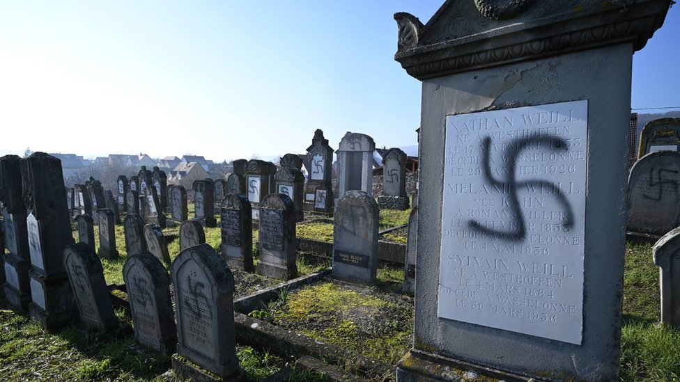 Граффити на еврейском кладбище во Франции