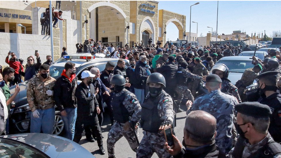 الأردن: هل ترون أن الاجراءات المتخذة في حادثة مستشفى السلط كافية؟ 1 رجال الدرك الأردنيون يحاولون منع أهالي السلط الغاضبين من اقتحام المستشفى