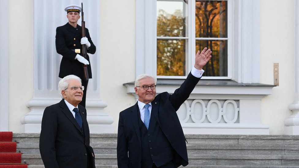 O presidente alemão Frank-Walter Steinmeier acena ao lado do presidente italiano Sergio Mattarella