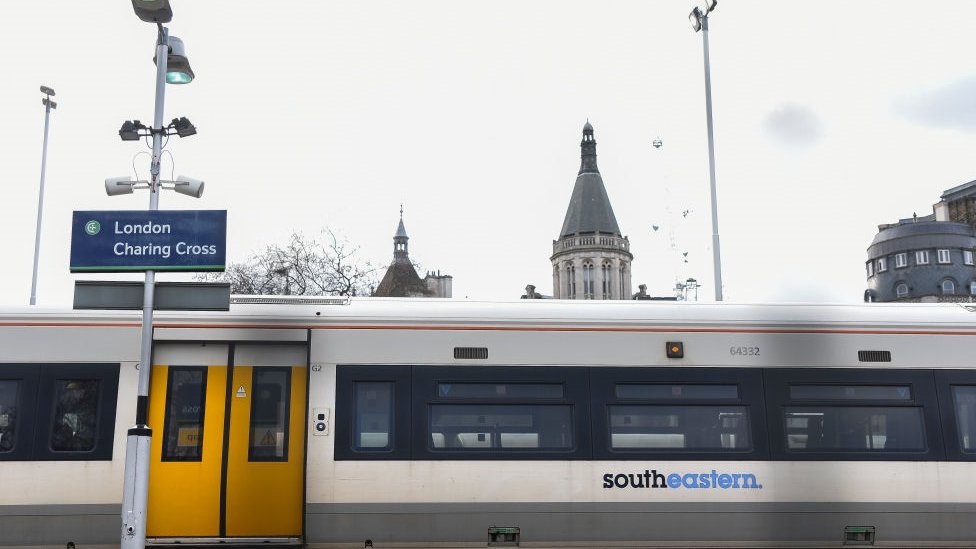 Вид на юго-восточный поезд, направляющийся к станции Чаринг-Крос в Лондоне 3 января 2018 г.