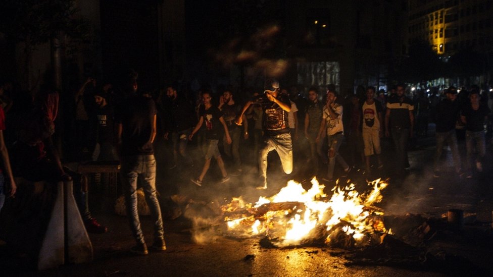 Протестующие в Бейруте жгут шины возле президентского дворца