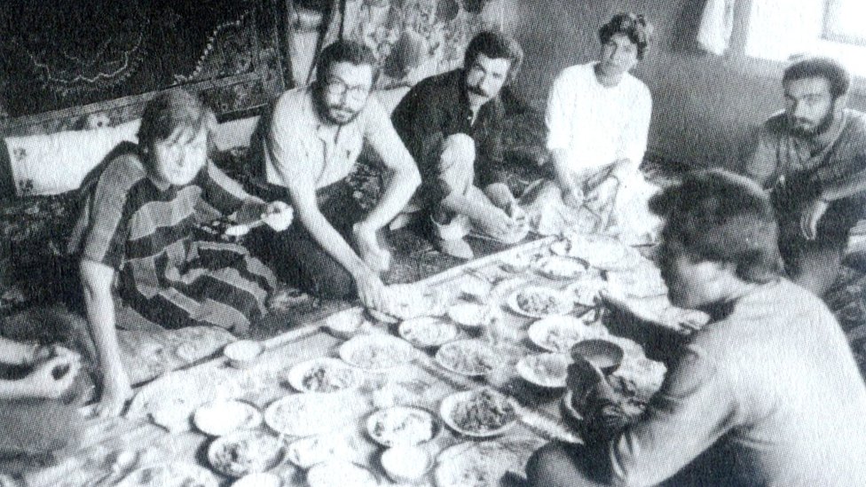 Saylan ve ekip arkadaşları cüzzam taraması için gittikleri Van'da köy kahvaltısı yapıyor (1983)