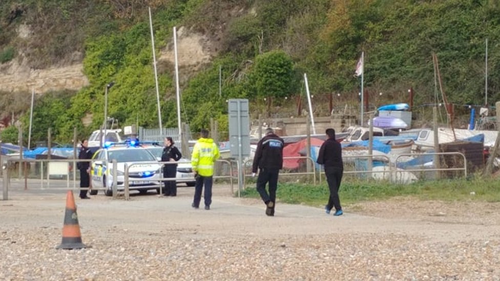 Полиция после высадки мигрантов на пляж