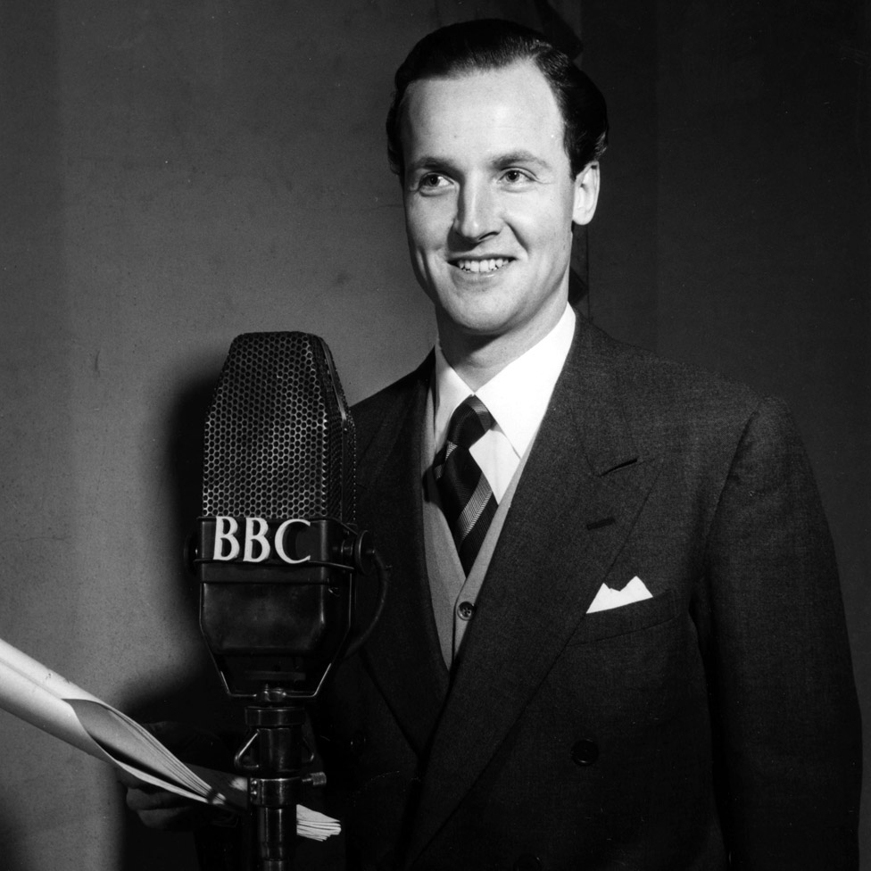 Николас Парсонс, играющий в фильме «Много привязок на болоте» на BBC Radio в 1954 году