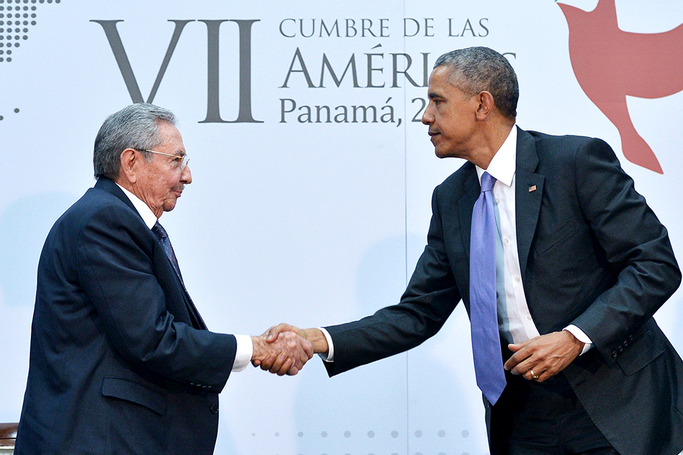 El presidente de Estados Unidos, Barack Obama, con Raúl Castro durante una convención en Panamá el 11 de abril de 2015.