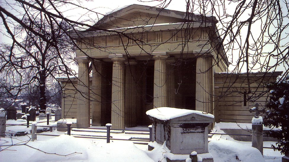 Часовня кладбища Вест Норвуд, покрытая снегом
