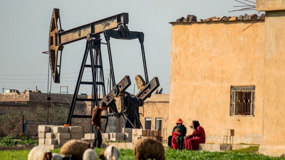 Нефтяная вышка в Сирии недалеко от границы с Турцией