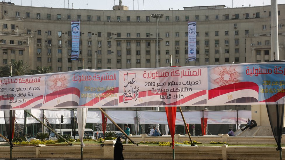 لافتات في ميدان التحرير بالقاهرة تدعو للمشاركة في الاستفتاء على التعديلات الدستورية