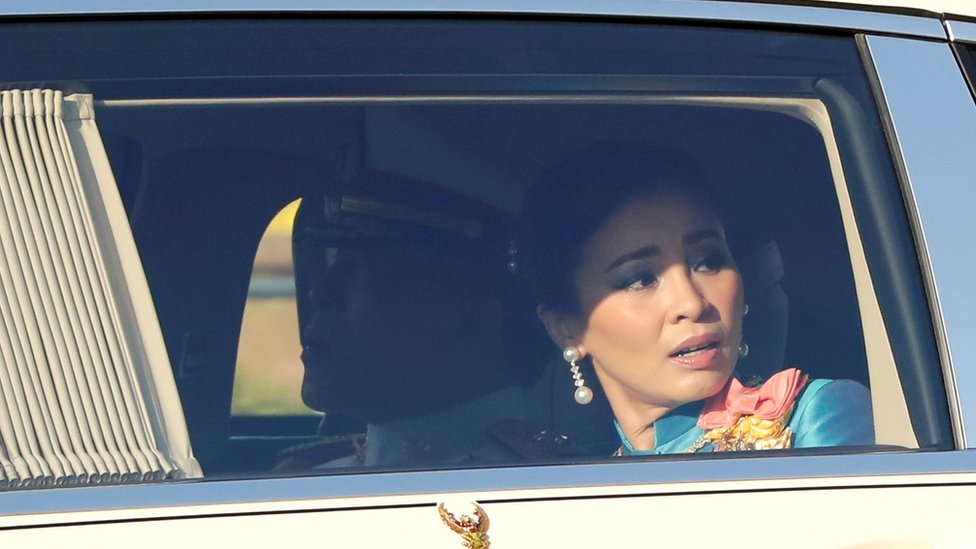 Король и королева Таиланда в королевском кортеже в Бангкоке, Таиланд, 14 октября 2020 года.