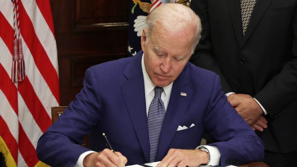 Aborto en Estados Unidos: Biden firma una orden ejecutiva que busca proteger el acceso a la interrupción voluntaria del embarazo - BBC News Mundo