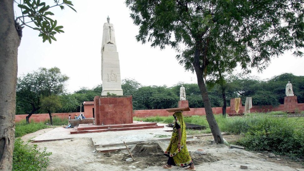 Статуя Георга V в парке коронаций, Дели