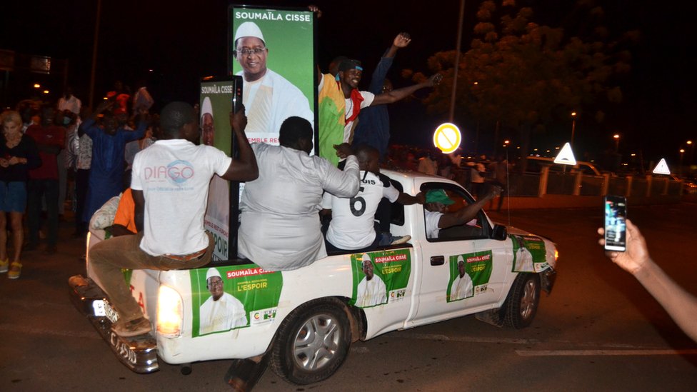 Supporters of Malian politician Soumaïla Cissé, who was freed from captivity along with French aid worker Sophie Pétronin and two Italians