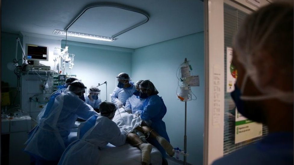 Profissionais de saúde cuidam de paciente com covid-19 em Porto Alegre