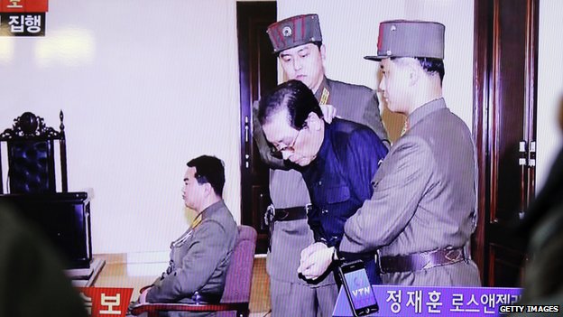 Чанг Сонг-Тхэк предстает перед судом, где его приговорили к смертной казни