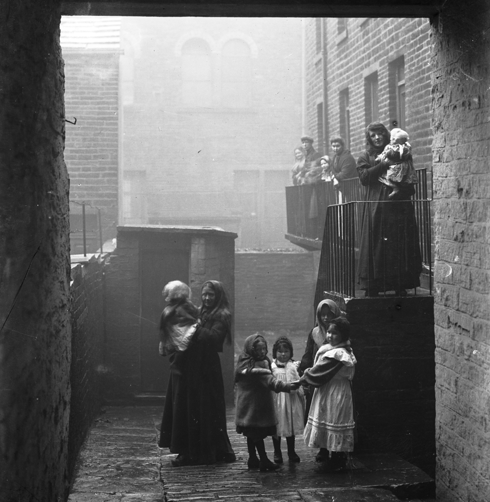 Женщина и дети в переулке. c1905-8