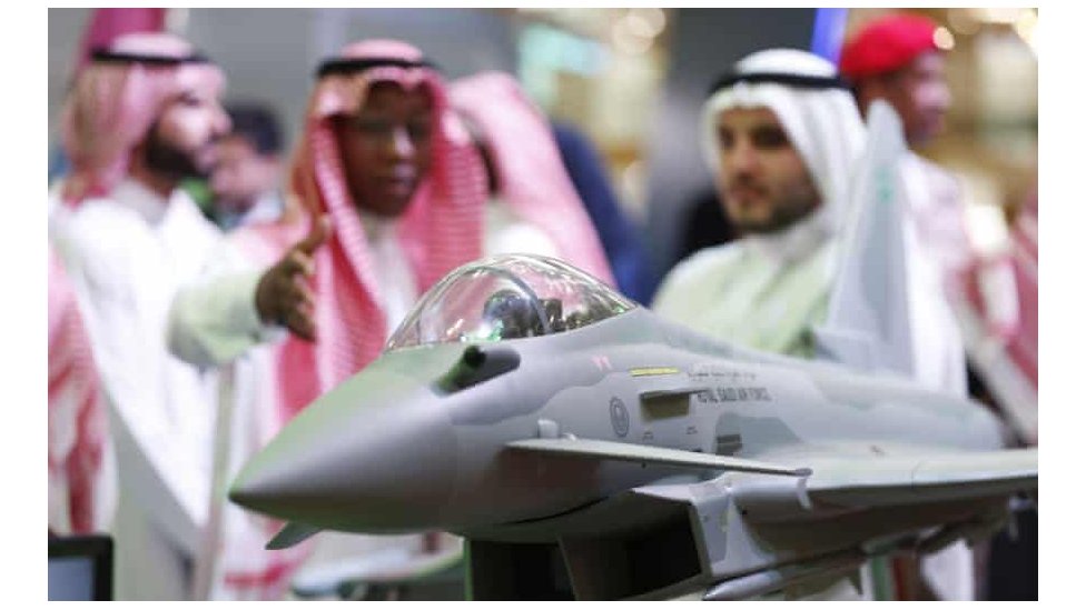 نموذج طائرة بريطانية في معرض للسلاح في الرياض