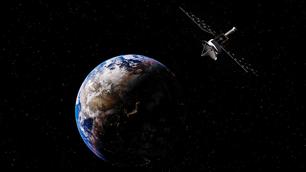 Imagen de un satélite en el espacio con la Tierra detrás