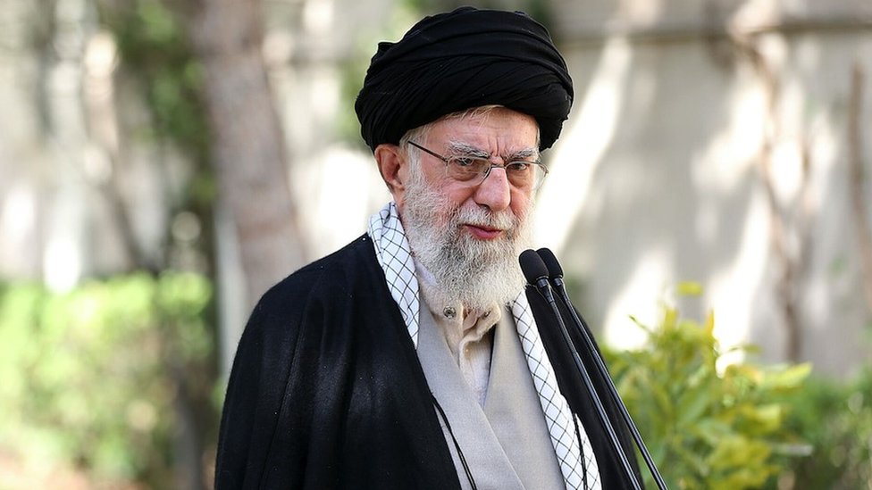 مظاهرات إيران: ما الذي يواجهه المحامون المدافعون عن المحكومين بالإعدام؟ 2 Iranian Supreme Leader Ali Khamenei speaks during Tree Planting Day in Tehran on 6 March, 2023