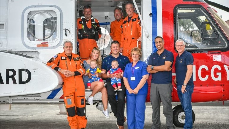 Семья воссоединилась с акушеркой Джейн Парке и членами экипажа вертолета береговой охраны, которые помогали им