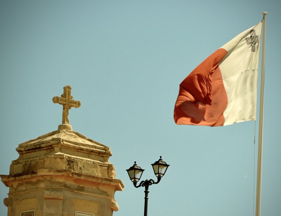 Iglesia con una bandera de Malta.
