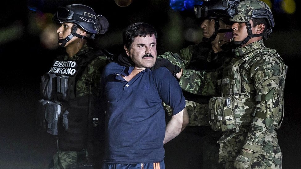 Joaquín "El Chapo" Guzmán Loera, transportado a una prisión de seguridad.