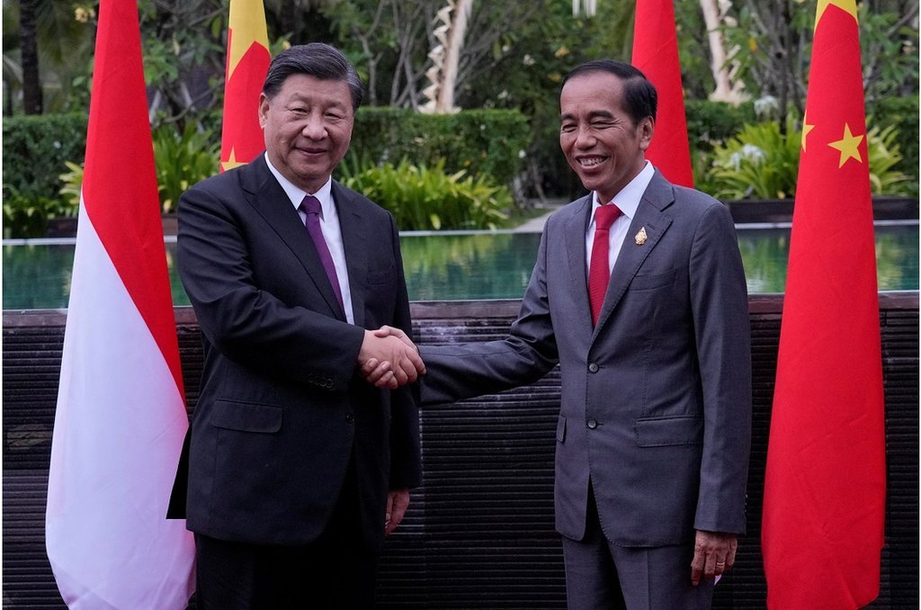 印尼總統佐科（右）與中國國家主席習近平在巴厘島G20峰會雙邊會晤期間握手。