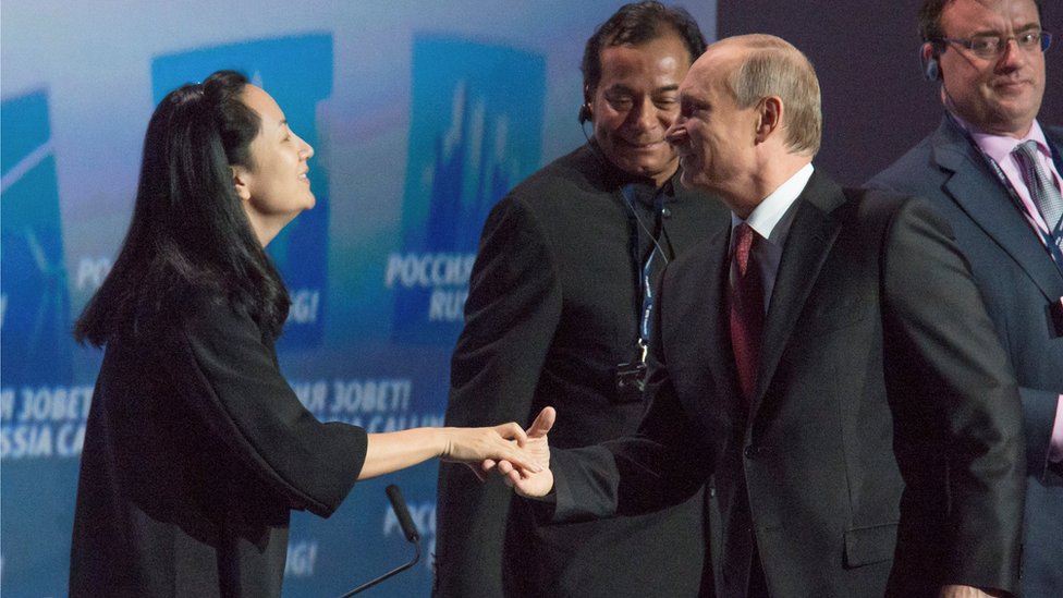 El presidente de Rusia Vladimir Putin (R) greets Meng Wanzhou, Executive Board Director of the Chinese technology giant Huawei, during a session of the VTB Capital Investment Forum "Russia Calling!" in Moscow in 2014