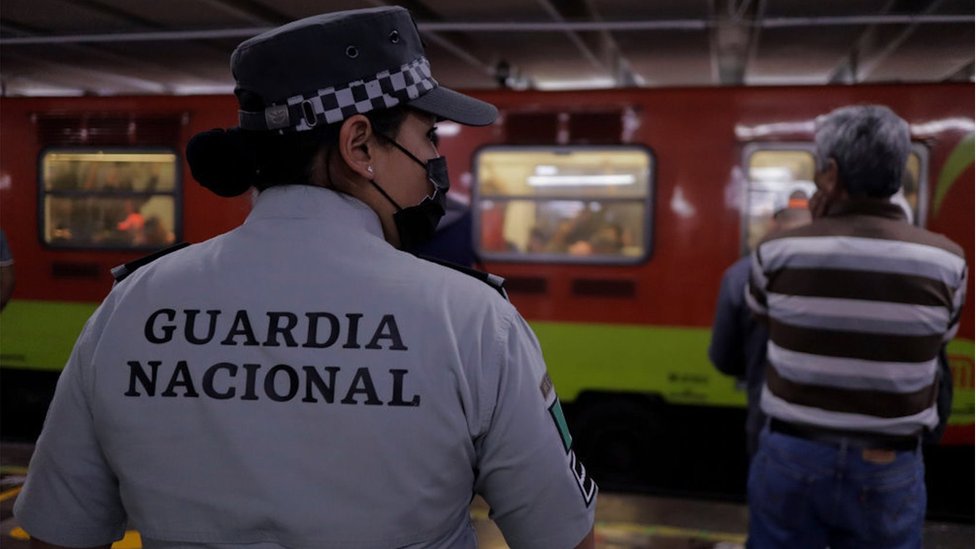 Agente de la Guardia Nacional en el metro de CDMX