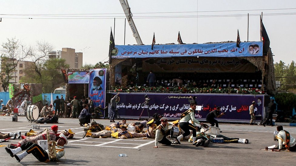 Soldados tendidos en el suelo durante un ataque a un desfile militar en Ahvaz