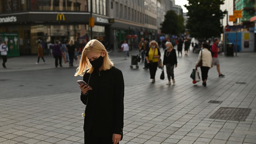 امرأة ترتدي قناعا في أحد شوارع ليفربول