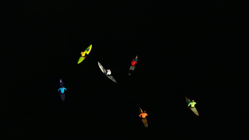 El torneo por invitación en Mavericks fue exclusivo para hombres desde 1999. Surfistas hombres en el torneo por invitación de Mavricks