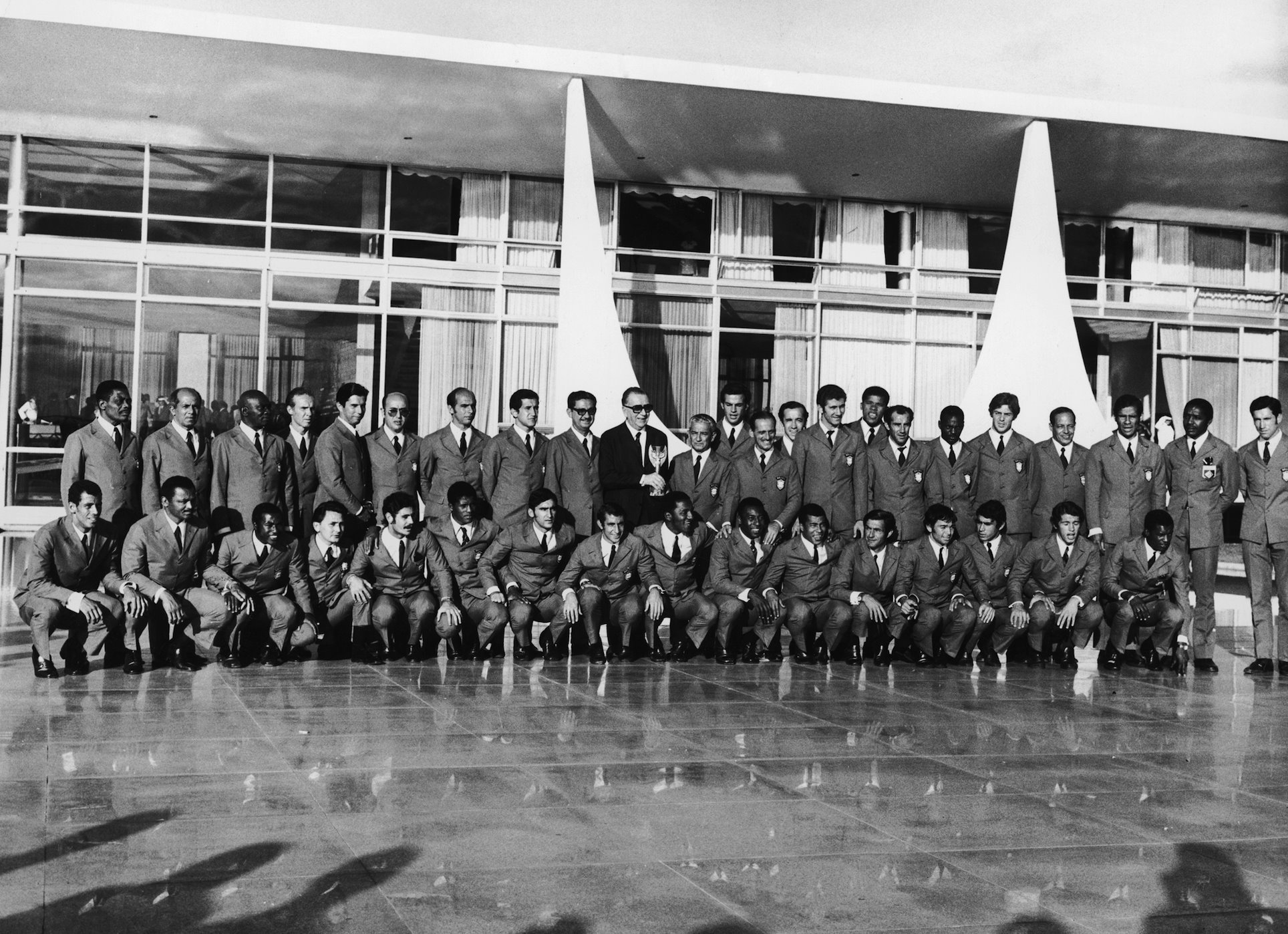 Presidente Médici, ao centro com a taça da Copa do Mundo, e tricampeões no Palácio do Planalto