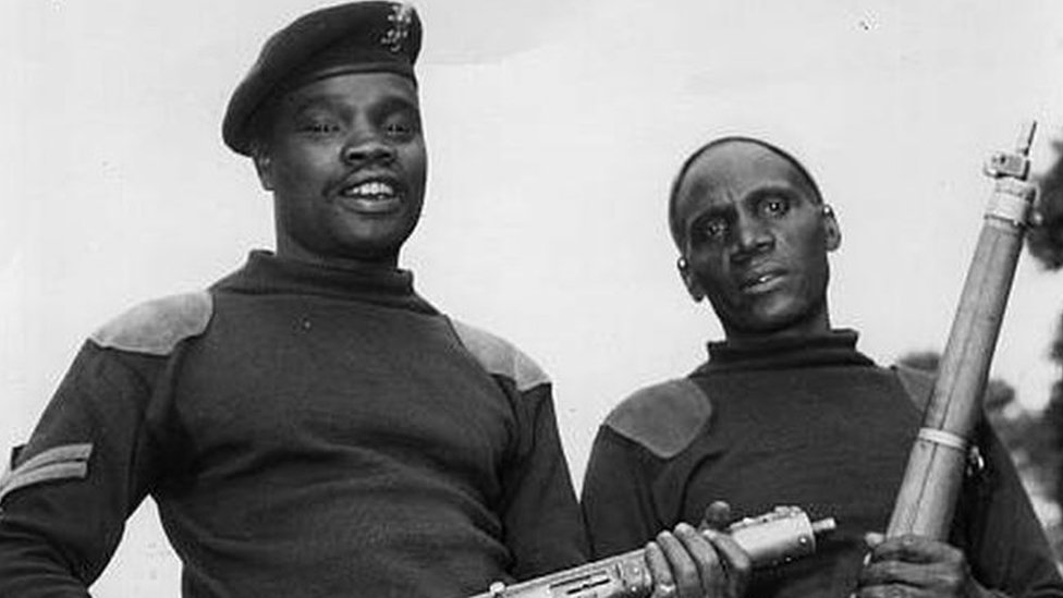 عنصران من الشرطة الكينية في خمسينيات القرن الماضي