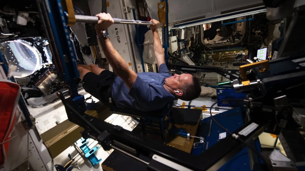 Astronaut vezba u svemirskom brodu