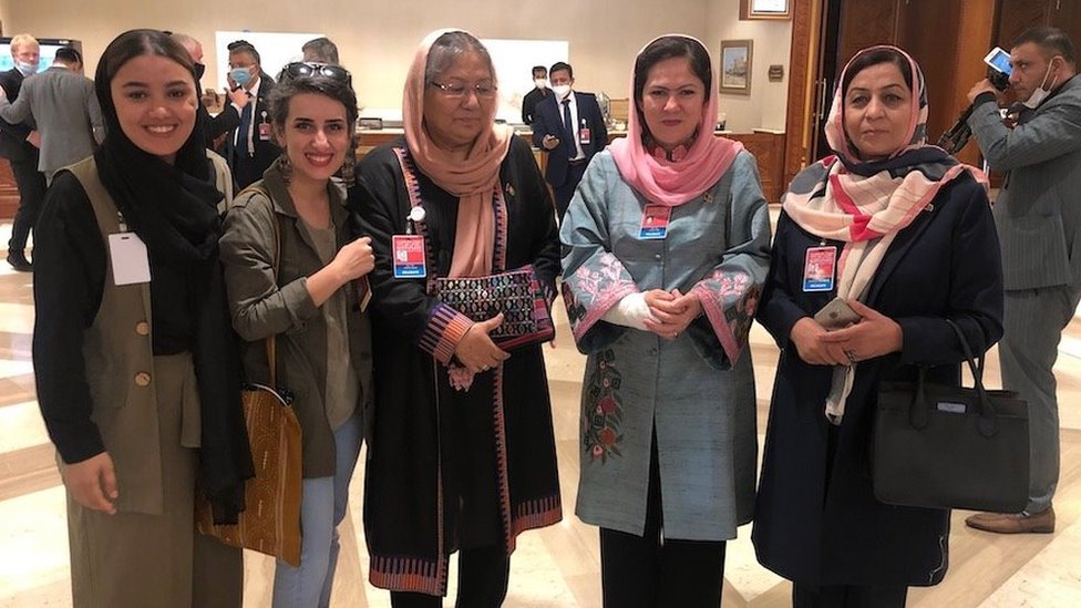 مجموعة من الصحفيات والمندوبات في محادثات السلام الأفغانية ، يقفن في بهو الفندق