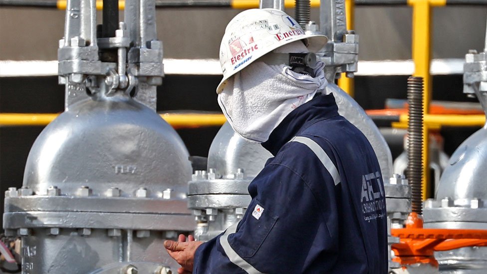 عامل في منشأة لمعالجة النفط في أرامكو السعودية