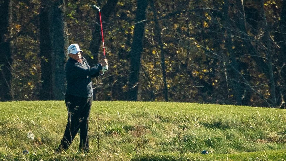 Donald Trump jugando al golf.